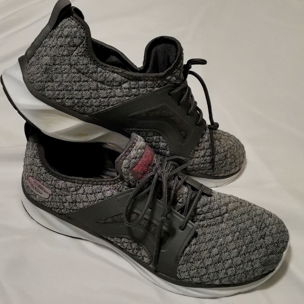 Sketches athletic shoes women's size 9 wide fit